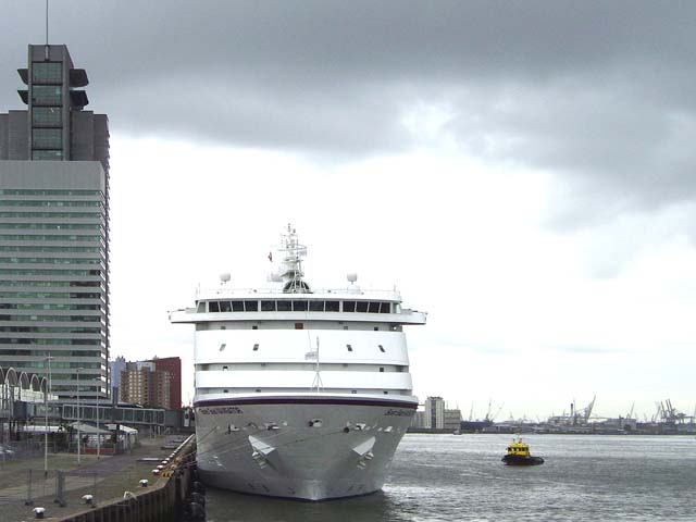 Cruiseschip ms Seven Seas Navigator van Carlson Groups aan de Cruise Terminal Rotterdam